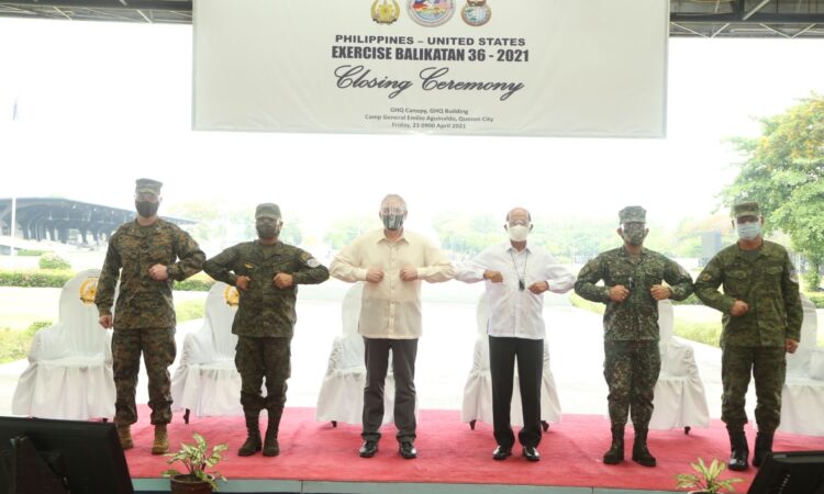 U.S. Embassy in the Philippines Charge d’Affaires John Law, Philippine Secretary of National Defense Delfin Lorenzana, and senior Armed Forces of the Philippines and U.S. Indo-Pacific Command representatives participate in the closing ceremony of the Balikatan Exercise. (Photos by SN1 Donald Viluan PN/PAOAFP)