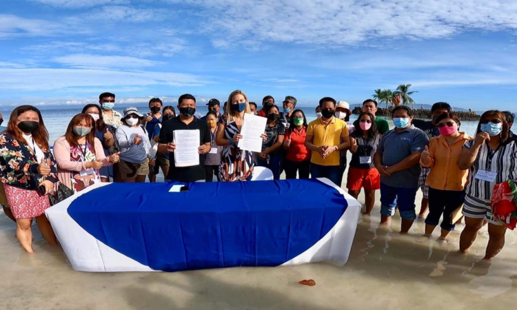 U.S. Peace Corps Country Director Jenner Edelman and Rare Philippines Senior Director Lito Mancao sign a new five-year memorandum of understanding to jointly support sustainable coastal resource and fisheries management.