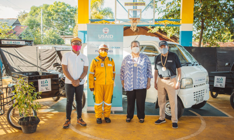 U.S. Embassy in the Philippines Chargé d’Affaires ad interim Heather Variava leads the turnover of eight waste collection vehicles to USAID grantee Project Zacchaeus