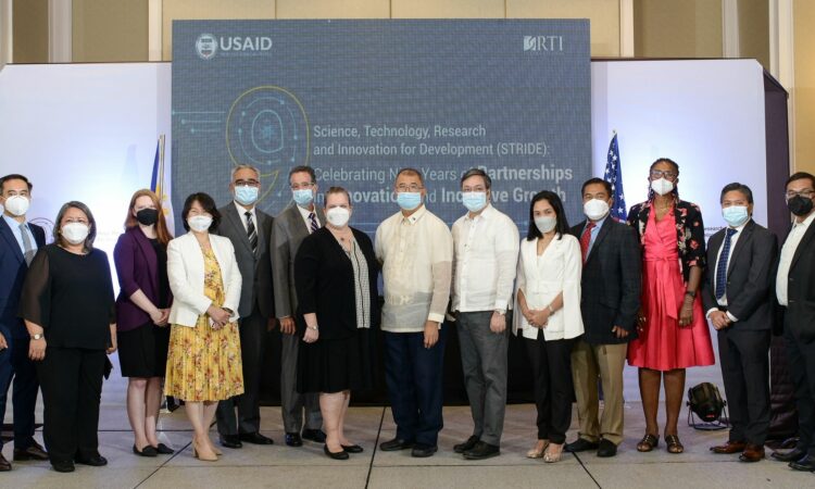 U.S. Embassy in the Philippines Chargé d’Affaires ad interim Heather Variava (seventh from left) and Philippine Department of Science and Technology Secretary Fortunato dela Peña (seventh from right) lead U.S. and Philippine government representatives in celebrating the joint milestones under USAID’s STRIDE program.