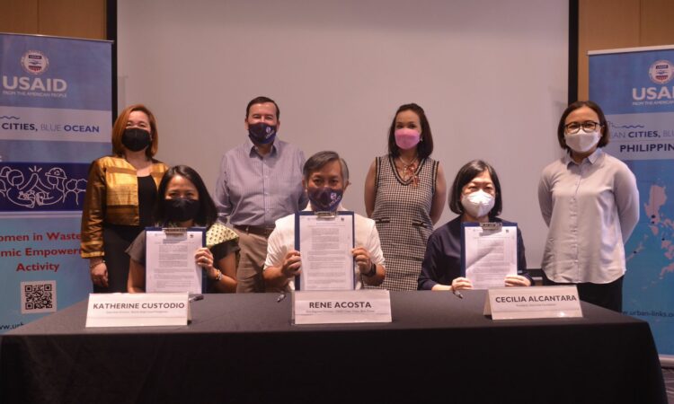 Seated: Katherine Custodio, WWF-Philippines Executive Director; Rene Acosta, USAID Clean Cities, Blue Ocean (CCBO) Program Asia Regional Director; and Cecilia Alcantara, Coca-Cola Foundation Philippines President sign the MOU that aims to help empower women in the waste sector. They are joined by Anna de Chavez, Women in Waste’s Economic Empowerment Activity Manager; Jon Angin, USAID CCBO Program Chief of Party; Cloda Marie Urquico, WWF-Philippines Corporate Partnerships Manager; and Atty. Cashmer Dirampaten, Coca-Cola Foundation Philippines Trustee and Vice President.