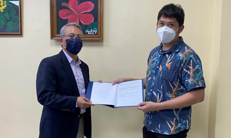 U.S. Centers for Disease Control and Prevention Philippines Director Dr. Romel Lacson (left) receives the MOU from Dr. Anjo Fabellon of the DOH-Bureau of International Health Cooperation.