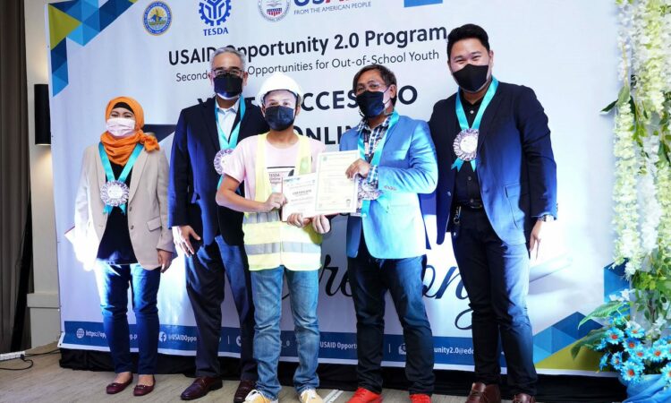 USAID Philippines Senior Education Adviser Mirshariff Tillah (second from left) joins TESDA Sarangani Provincial Director El Cid Castillo (second from right) and SK Federation President of General Santos City John Salvador D. Demdam (right) in awarding certificates to the TESDA Online Program completers.