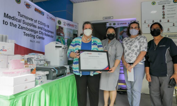 U.S. Embassy in the Philippines Chargé d’Affaires ad interim Heather Variava turns over essential COVID-19 equipment for Zamboanga’s molecular testing center.