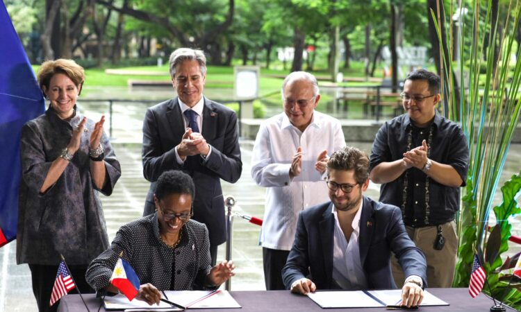 USTDA Director Enoh T. Ebong (seated left) and Aboitiz Renewables, Inc. Vice President David Aboitiz (seated right) sign a USTDA grant that will lay the groundwork for one of the first offshore wind projects in the Philippines. Standing from left: U.S. Ambassador to the Philippines MaryKay Carlson, U.S. Secretary of State Antony Blinken, Philippine Ambassador to the United States Jose Manuel Romualdez, and Department of Energy Undersecretary Felix William Fuentebella.