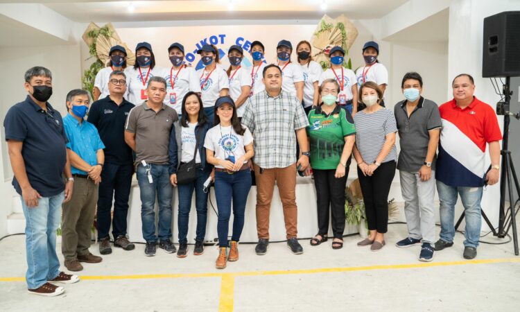 USAID CCBO Country Director Jose Angelito Palma (third from left) and CCBO Regional Director Renerio Acosta (second from left) join Barangay San Isidro Captain Noel Japlos, Parañaque City Environment and Natural Resources Office Head Mark Allen Besa, and CORA Program Director and Founder Antoinette Taus, and other local partners at the launch of the Eco-Ikot Center in Parañaque City. (Photo by Deneb Arc Villanueva)