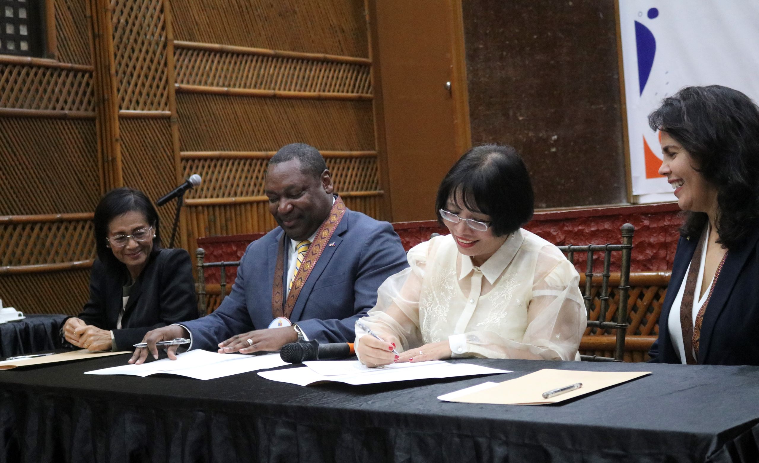 Santa Fe College President Dr. Paul Broadie and Urdaneta City University President Dr. Amihan April Alcazar sign a university partnership agreement on disaster resilience exchange programs on July 28 at the Urdaneta City University Campus in Pangasinan. (Photo: Urdaneta City University)