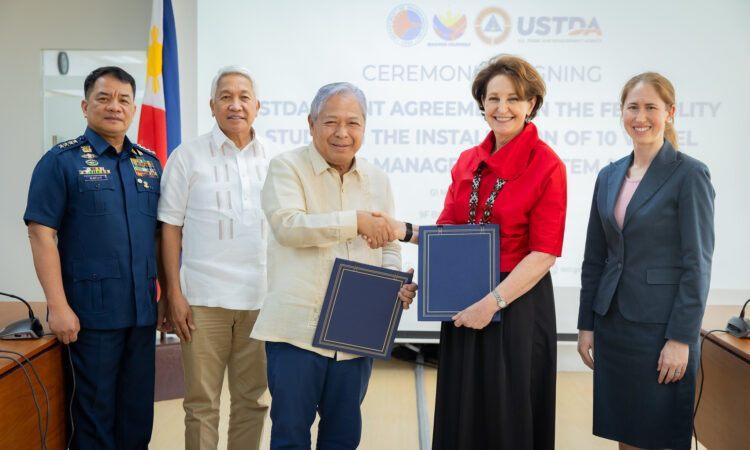 U.S. Ambassador MaryKay Carlson (second from right) and Philippine Transportation Secretary Jaime Bautista (center) are joined by Philippine Coast Guard Commandant Admiral Ronnie Gil Gavan (leftmost), Philippine Transportation Undersecretary for Maritime Elmer Francisco Sarmiento (second from left), and U.S. Trade and Development Agency (USTDA) Director of Monitoring and Evaluation Sarah Randolph (rightmost) at the ceremonial signing of a USTDA grant for the expansion of the Philippines’ vessel traffic management system on March 1.