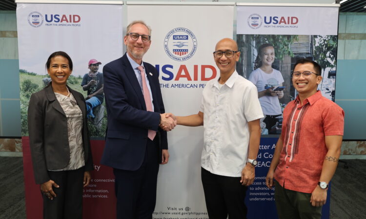 USAID Assistant Administrator Michael Schiffer (second from left) and USAID Philippines Acting Mission Director Rebekah Eubanks (left) meet with DICT Assistant Secretary Philip Varilla and UP-EEEI Deputy Director Jaybie de Guzman to strengthen the adoption and deployment of Open RAN, a critical network infrastructure that increases cybersecurity. 