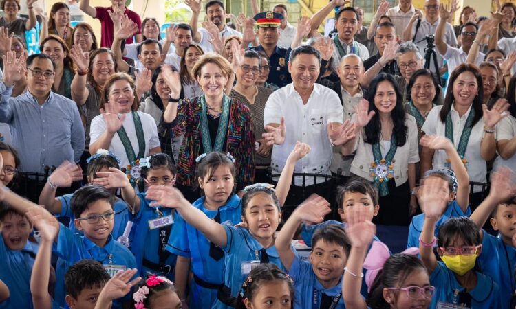 U.S. Ambassador MaryKay Carlson (center, third from left) and Department of Education (DepEd) Secretary Sonny Angara (center, third from right) pose with the teachers and students of Malabon Elementary School. Also in the photo are DepEd Assistant Secretary Malcolm Garma (leftmost), DepEd Undersecretary Annalyn Sevilla (second from left), Malabon Mayor Jeannie Sandoval (second from right) and Malabon City Schools Division Superintendent Dr. Cecille G. Carandang (rightmost).