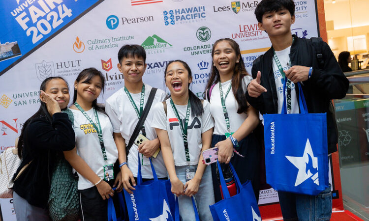 High school students attend the EducationUSA Fair in Makati City on October 9.
