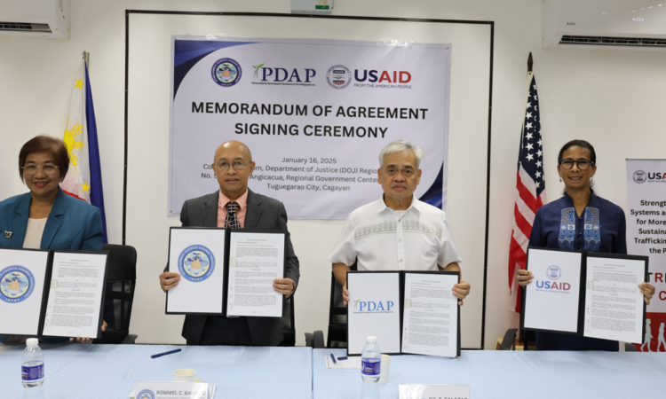 USAID Philippines Deputy Mission Director Rebekah Eubanks (rightmost) and Inter-Agency Council Against Trafficking (IACAT) Region 2 Co-Chairperson Lucia Alan (leftmost) witness the launch of USAID’s Strengthening Local Systems and Partnerships for a More Effective and Sustainable Counter-Trafficking in Persons (Strength CTIP) Program in Cagayan Valley (Region 2) during a signing ceremony between IACAT Region 2 Chairperson Rommel Baligod and Partnership for Development Assistance in the Philippines (PDAP) Executive Director Gil Salazar in Tuguegarao City on January 16.