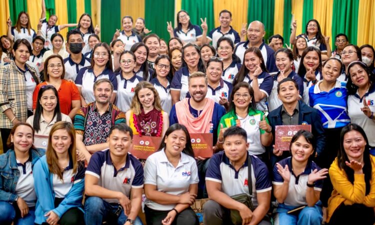U.S. Embassy Regional English Language Officer Jeff McIlvenna, U.S. Department of State’s English Language Specialists Shélynn Riel and Joe Voigts, and Philippine Department of Education Supervisor for Alternative Learning System (ALS) Jima Gelmo join ALS teachers in Davao City on June 4.