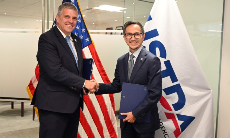U.S. Trade and Development Agency (USTDA) Acting Director Thomas R. Hardy and the Philippines’ Department of Transportation (DOTr) Secretary Vince Dizon lead the signing ceremony of the Subic-Clark-Manila-Batangas Railway Agreement in Arlingon, Virginia, on June 26.