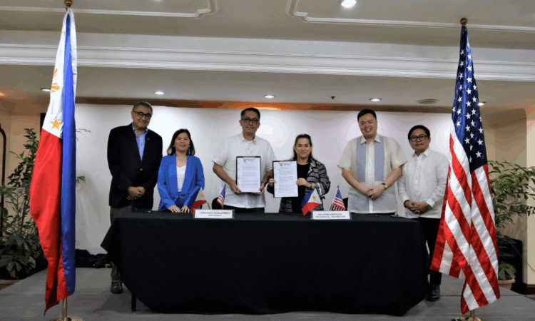 (From left) University of Mindanao President Dr. Guillermo Torres, Mindanao Development Authority (MinDA) Executive Director and Assistant Secretary Janet Lopoz, MinDA Secretary Leo Tereso Magno, Philippine-American Educational Foundation (PAEF) Chairperson and U.S. Embassy Counselor for Public Affairs Jessica Simon, PAEF Executive Director Julio Amador III, and MinDA Deputy Executive Director and Assistant Secretary Romeo Montenegro sign the MinDA-PAEF partnership in Davao City.