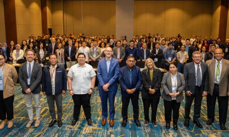 U.S. Embassy Deputy Chief of Mission Y. Robert Ewing (fifth from left) and Department of Science and Technology (DOST) Secretary Renato Solidum Jr. (fifth from right) join Philippine officials and international experts from the National Oceanic and Atmospheric Administration (NOAA), UNESCO, and partner tsunami centers at the opening of the Tsunami Ready National Workshop on December 8.