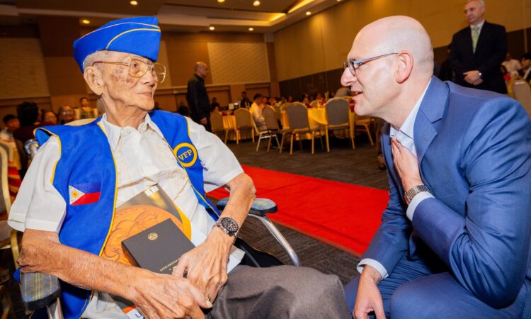 Chargé d’Affaires, a.i., Y. Robert Ewing speaks with Sgt. Alfredo de Leon del Rosario at the Congressional Gold Medal awarding ceremony in Tagum.